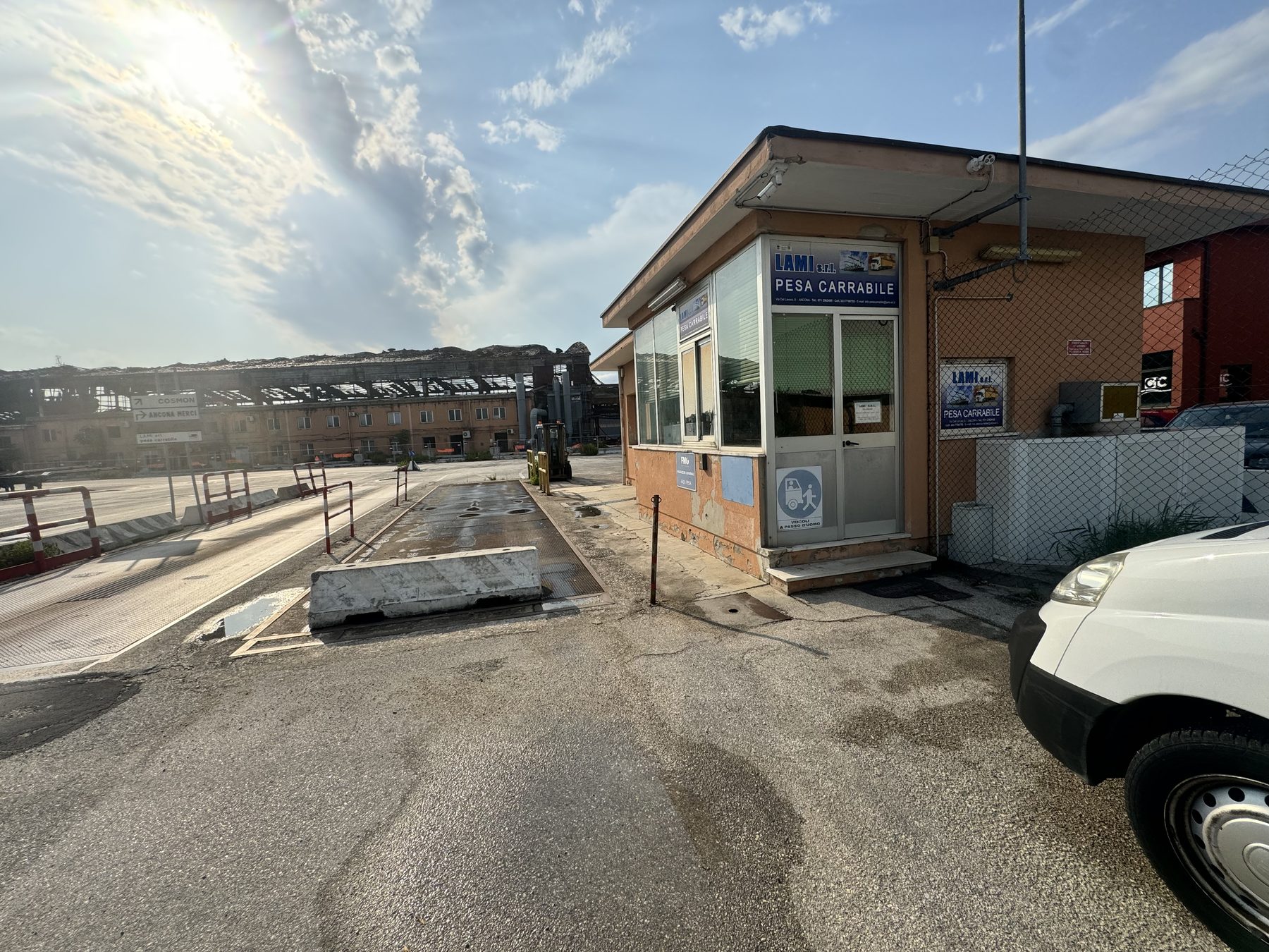 Pesa carrabile Lami S.r.l., con la garitta di controllo e l'accesso al piazzale